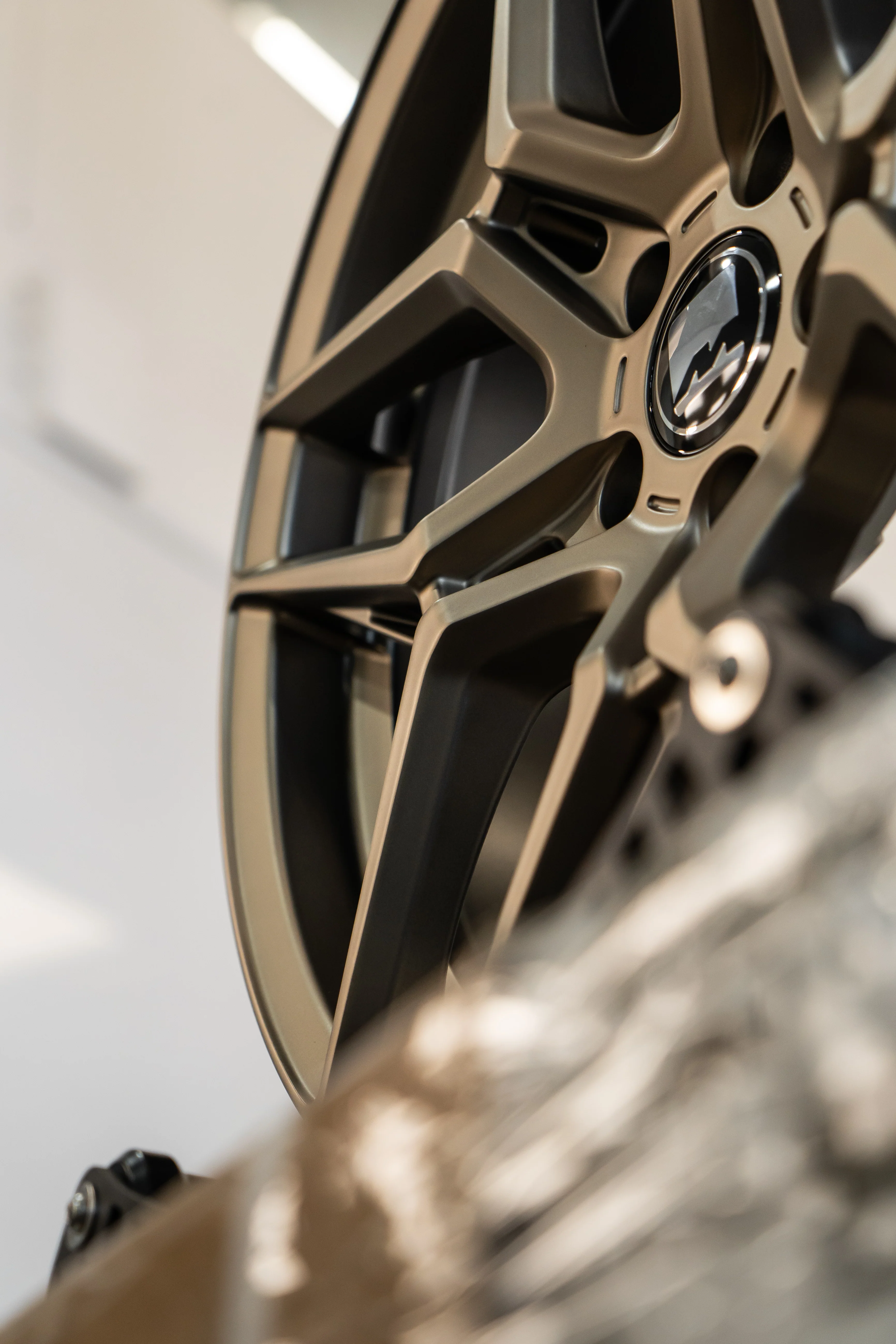 BMW i4 M-W1 20" Neodyme Gold Motech Wheel - Image 3