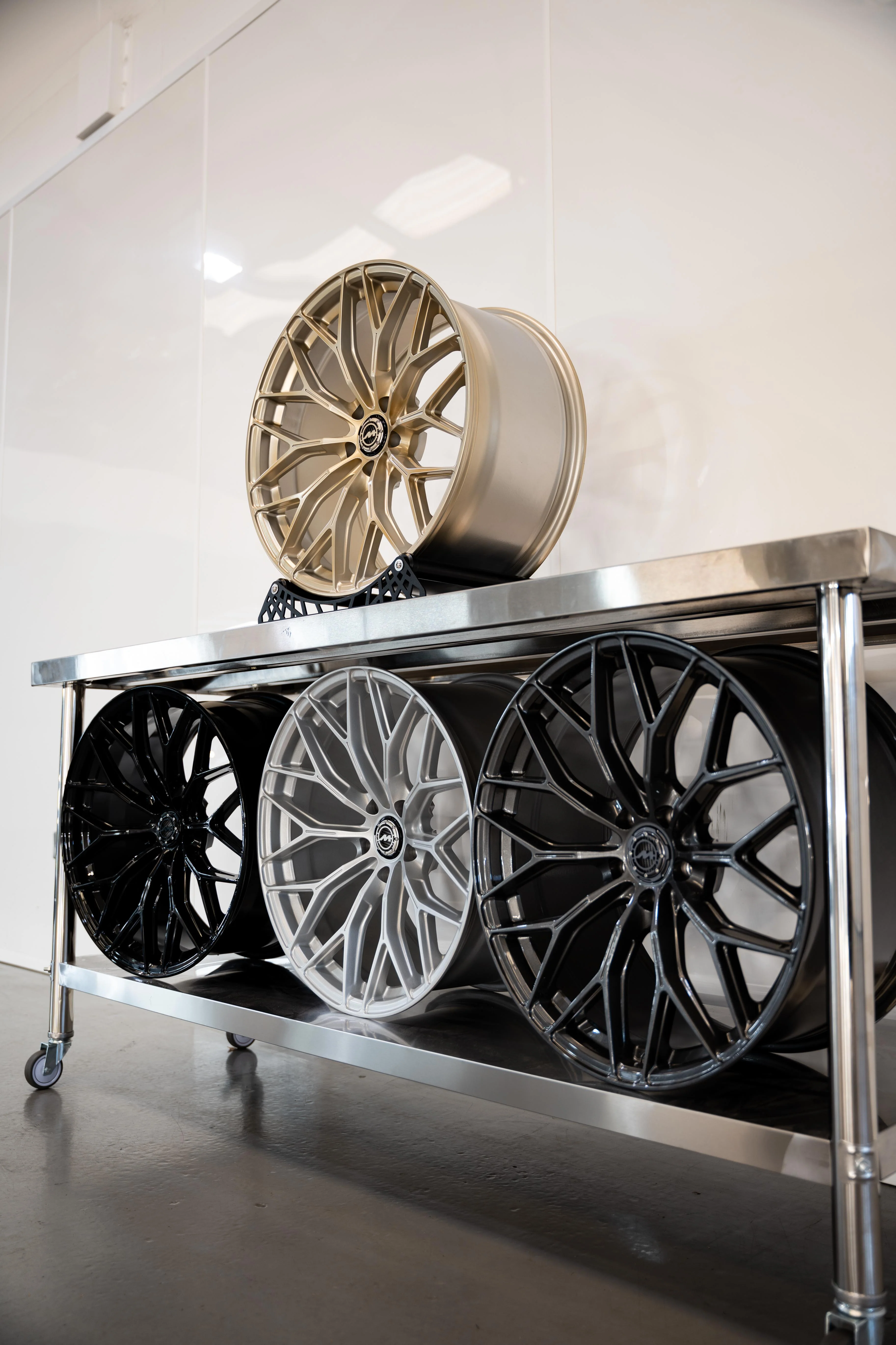 Land Rover Defender M-WX 22" Frozen Silver Motech Wheel - Image 4
